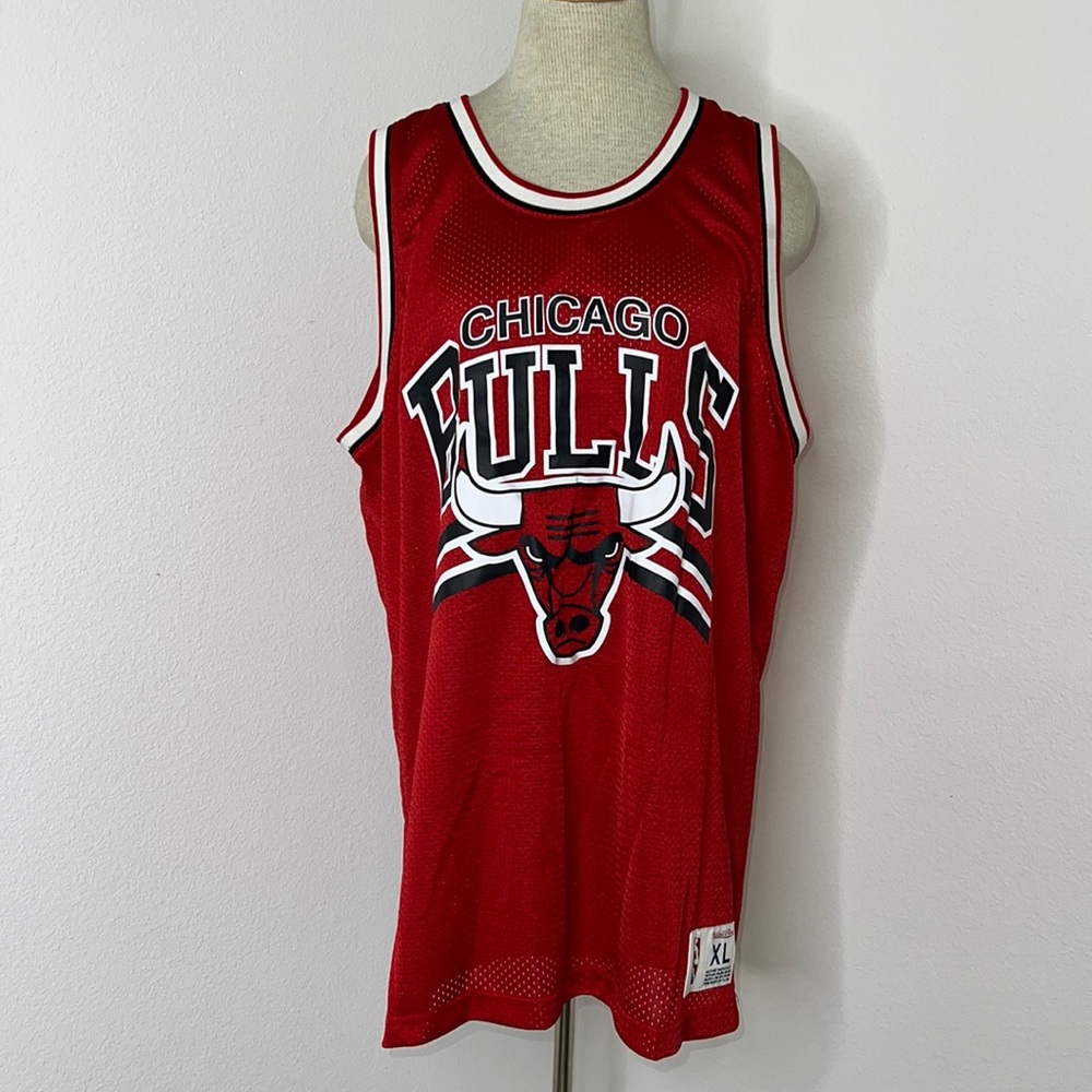 🔹 Mitchell & Ness Chicago Bulls Jersey
